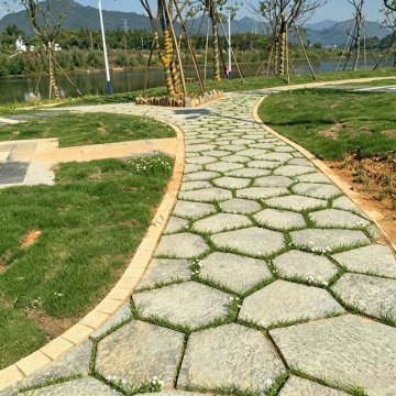 衢州常山县白壳弄村流域治理采用我厂生产的高仿老石板（冰裂纹）产品实铺效果
